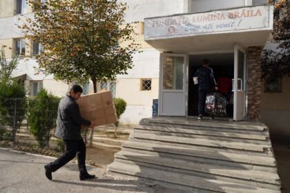 Ajutoare pentru tinerii orfani şi copiii nevoiaşi prin Centrul social „Sfântul Vasile cel Mare“ din Brăila – fotografia 27