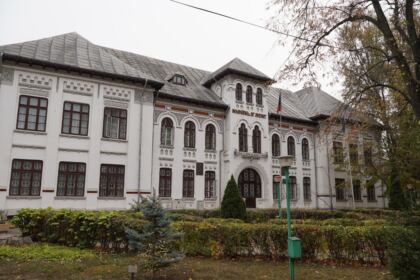 Sfântul Ierarh Nectarie i-a binecuvântat pe elevii seminarişti şi pe bolnavii din Spitalul Judeţean „Sf. Ap. Andrei“ din Galaţi – fotografia 1
