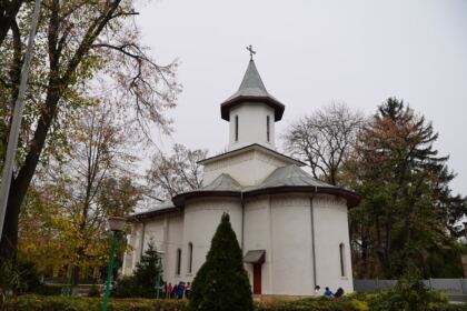 Sfântul Ierarh Nectarie i-a binecuvântat pe elevii seminarişti şi pe bolnavii din Spitalul Judeţean „Sf. Ap. Andrei“ din Galaţi – fotografia 2