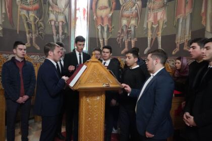 Sfântul Ierarh Nectarie i-a binecuvântat pe elevii seminarişti şi pe bolnavii din Spitalul Judeţean „Sf. Ap. Andrei“ din Galaţi – fotografia 4