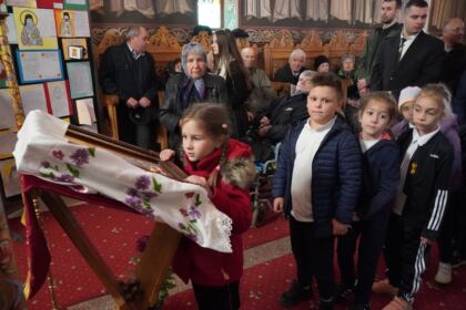 Sfântul Ierarh Nectarie i-a binecuvântat pe elevii seminarişti şi pe bolnavii din Spitalul Judeţean „Sf. Ap. Andrei“ din Galaţi – fotografia 5