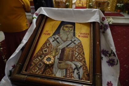 Sfântul Ierarh Nectarie i-a binecuvântat pe elevii seminarişti şi pe bolnavii din Spitalul Judeţean „Sf. Ap. Andrei“ din Galaţi – fotografia 8