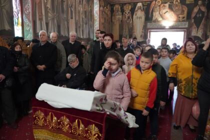 Sfântul Ierarh Nectarie i-a binecuvântat pe elevii seminarişti şi pe bolnavii din Spitalul Judeţean „Sf. Ap. Andrei“ din Galaţi – fotografia 10