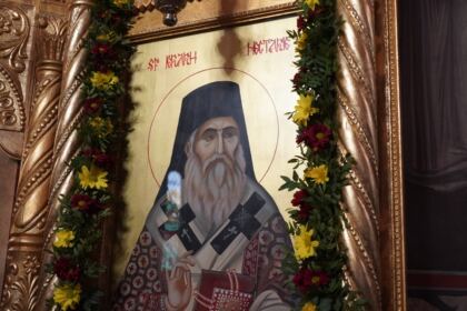 Sfântul Ierarh Nectarie i-a binecuvântat pe elevii seminarişti şi pe bolnavii din Spitalul Judeţean „Sf. Ap. Andrei“ din Galaţi – fotografia 12