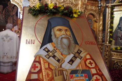 Sfântul Ierarh Nectarie i-a binecuvântat pe elevii seminarişti şi pe bolnavii din Spitalul Judeţean „Sf. Ap. Andrei“ din Galaţi – fotografia 16