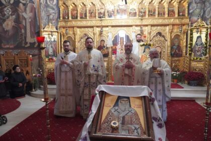Sfântul Ierarh Nectarie i-a binecuvântat pe elevii seminarişti şi pe bolnavii din Spitalul Judeţean „Sf. Ap. Andrei“ din Galaţi – fotografia 18