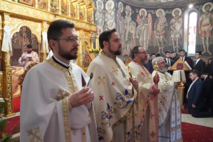 Sfântul Ierarh Nectarie i-a binecuvântat pe elevii seminarişti şi pe bolnavii din Spitalul Judeţean „Sf. Ap. Andrei“ din Galaţi – fotografia 19