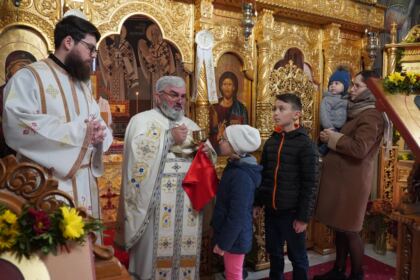 Sfântul Ierarh Nectarie i-a binecuvântat pe elevii seminarişti şi pe bolnavii din Spitalul Judeţean „Sf. Ap. Andrei“ din Galaţi – fotografia 20