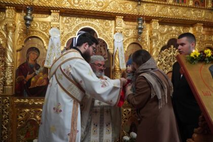 Sfântul Ierarh Nectarie i-a binecuvântat pe elevii seminarişti şi pe bolnavii din Spitalul Judeţean „Sf. Ap. Andrei“ din Galaţi – fotografia 21