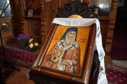 Sfântul Ierarh Nectarie i-a binecuvântat pe elevii seminarişti şi pe bolnavii din Spitalul Judeţean „Sf. Ap. Andrei“ din Galaţi – fotografia 28