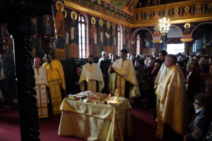 Sfântul Ierarh Nectarie i-a binecuvântat pe elevii seminarişti şi pe bolnavii din Spitalul Judeţean „Sf. Ap. Andrei“ din Galaţi – fotografia 29