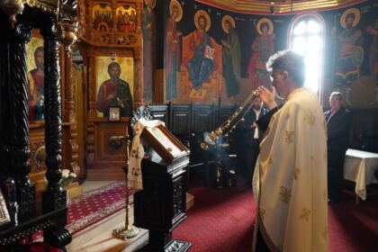 Sfântul Ierarh Nectarie i-a binecuvântat pe elevii seminarişti şi pe bolnavii din Spitalul Judeţean „Sf. Ap. Andrei“ din Galaţi – fotografia 30