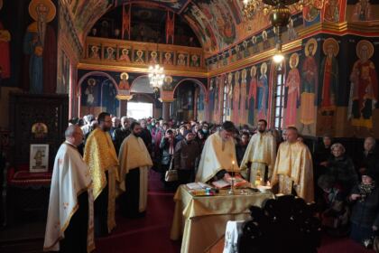 Sfântul Ierarh Nectarie i-a binecuvântat pe elevii seminarişti şi pe bolnavii din Spitalul Judeţean „Sf. Ap. Andrei“ din Galaţi – fotografia 31