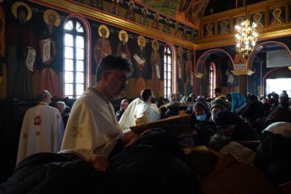 Sfântul Ierarh Nectarie i-a binecuvântat pe elevii seminarişti şi pe bolnavii din Spitalul Judeţean „Sf. Ap. Andrei“ din Galaţi – fotografia 33