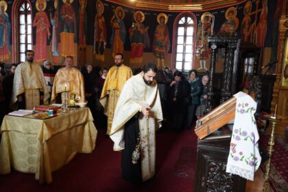 Sfântul Ierarh Nectarie i-a binecuvântat pe elevii seminarişti şi pe bolnavii din Spitalul Judeţean „Sf. Ap. Andrei“ din Galaţi – fotografia 35