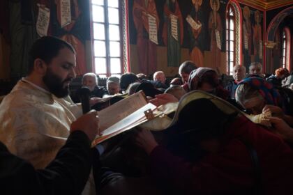 Sfântul Ierarh Nectarie i-a binecuvântat pe elevii seminarişti şi pe bolnavii din Spitalul Judeţean „Sf. Ap. Andrei“ din Galaţi – fotografia 36