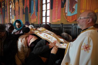 Sfântul Ierarh Nectarie i-a binecuvântat pe elevii seminarişti şi pe bolnavii din Spitalul Judeţean „Sf. Ap. Andrei“ din Galaţi – fotografia 37