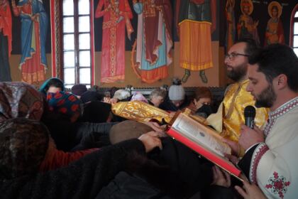 Sfântul Ierarh Nectarie i-a binecuvântat pe elevii seminarişti şi pe bolnavii din Spitalul Judeţean „Sf. Ap. Andrei“ din Galaţi – fotografia 38