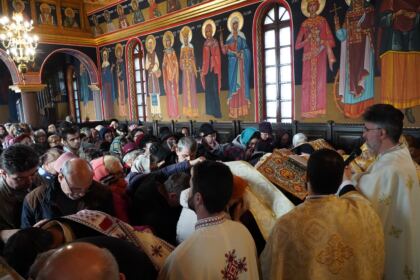 Sfântul Ierarh Nectarie i-a binecuvântat pe elevii seminarişti şi pe bolnavii din Spitalul Judeţean „Sf. Ap. Andrei“ din Galaţi – fotografia 40