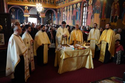 Sfântul Ierarh Nectarie i-a binecuvântat pe elevii seminarişti şi pe bolnavii din Spitalul Judeţean „Sf. Ap. Andrei“ din Galaţi – fotografia 41