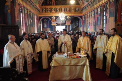 Sfântul Ierarh Nectarie i-a binecuvântat pe elevii seminarişti şi pe bolnavii din Spitalul Judeţean „Sf. Ap. Andrei“ din Galaţi – fotografia 42