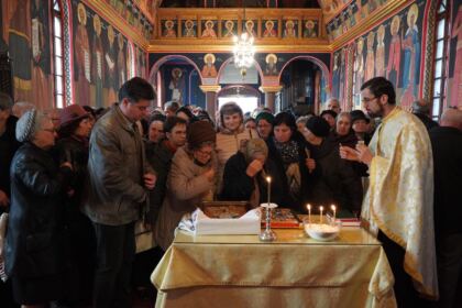 Sfântul Ierarh Nectarie i-a binecuvântat pe elevii seminarişti şi pe bolnavii din Spitalul Judeţean „Sf. Ap. Andrei“ din Galaţi – fotografia 46