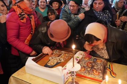 Sfântul Ierarh Nectarie i-a binecuvântat pe elevii seminarişti şi pe bolnavii din Spitalul Judeţean „Sf. Ap. Andrei“ din Galaţi – fotografia 48