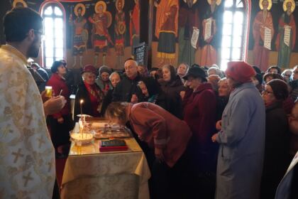 Sfântul Ierarh Nectarie i-a binecuvântat pe elevii seminarişti şi pe bolnavii din Spitalul Judeţean „Sf. Ap. Andrei“ din Galaţi – fotografia 49