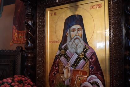 Sfântul Ierarh Nectarie i-a binecuvântat pe elevii seminarişti şi pe bolnavii din Spitalul Judeţean „Sf. Ap. Andrei“ din Galaţi – fotografia 51