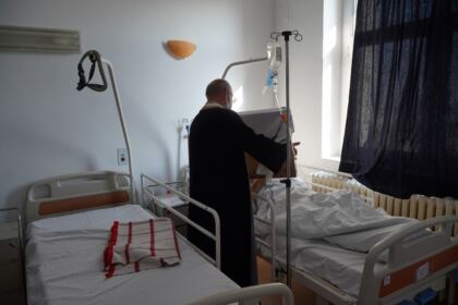 Sfântul Ierarh Nectarie i-a binecuvântat pe elevii seminarişti şi pe bolnavii din Spitalul Judeţean „Sf. Ap. Andrei“ din Galaţi – fotografia 54