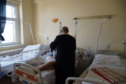 Sfântul Ierarh Nectarie i-a binecuvântat pe elevii seminarişti şi pe bolnavii din Spitalul Judeţean „Sf. Ap. Andrei“ din Galaţi – fotografia 55