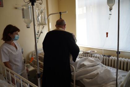Sfântul Ierarh Nectarie i-a binecuvântat pe elevii seminarişti şi pe bolnavii din Spitalul Judeţean „Sf. Ap. Andrei“ din Galaţi – fotografia 56