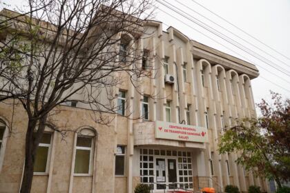 Elevi seminarişti, preoţi şi credincioşi gălăţeni au donat sânge pentru semenii bolnavi – fotografia 1