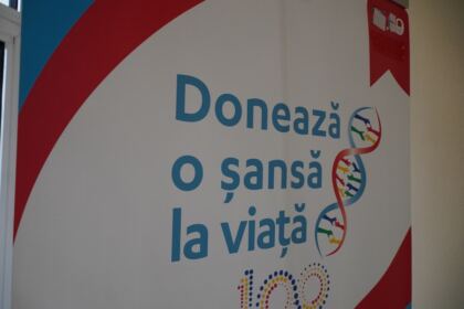 Elevi seminarişti, preoţi şi credincioşi gălăţeni au donat sânge pentru semenii bolnavi – fotografia 2