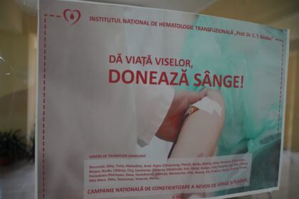 Elevi seminarişti, preoţi şi credincioşi gălăţeni au donat sânge pentru semenii bolnavi – fotografia 5