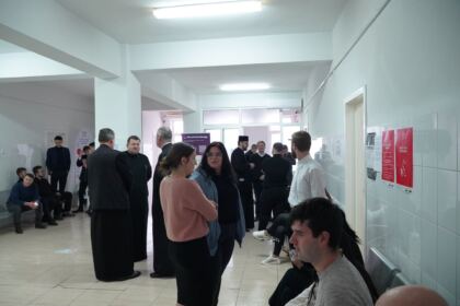 Elevi seminarişti, preoţi şi credincioşi gălăţeni au donat sânge pentru semenii bolnavi – fotografia 6