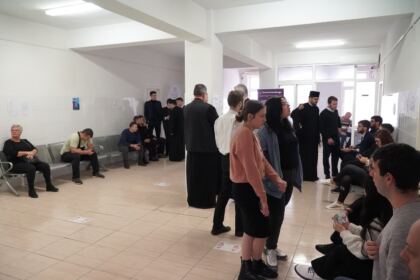 Elevi seminarişti, preoţi şi credincioşi gălăţeni au donat sânge pentru semenii bolnavi – fotografia 7