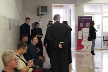 Elevi seminarişti, preoţi şi credincioşi gălăţeni au donat sânge pentru semenii bolnavi – fotografia 8