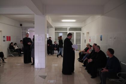Elevi seminarişti, preoţi şi credincioşi gălăţeni au donat sânge pentru semenii bolnavi – fotografia 9