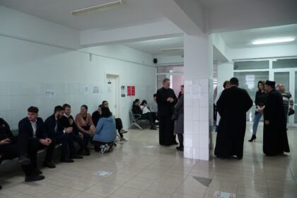 Elevi seminarişti, preoţi şi credincioşi gălăţeni au donat sânge pentru semenii bolnavi – fotografia 10
