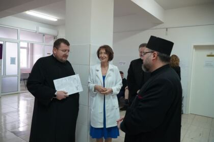 Elevi seminarişti, preoţi şi credincioşi gălăţeni au donat sânge pentru semenii bolnavi – fotografia 11