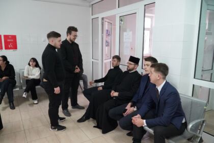 Elevi seminarişti, preoţi şi credincioşi gălăţeni au donat sânge pentru semenii bolnavi – fotografia 12