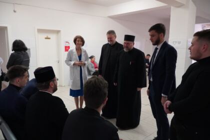 Elevi seminarişti, preoţi şi credincioşi gălăţeni au donat sânge pentru semenii bolnavi – fotografia 13