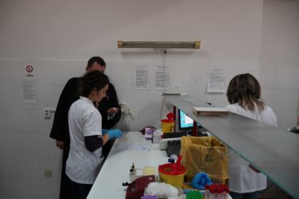 Elevi seminarişti, preoţi şi credincioşi gălăţeni au donat sânge pentru semenii bolnavi – fotografia 14