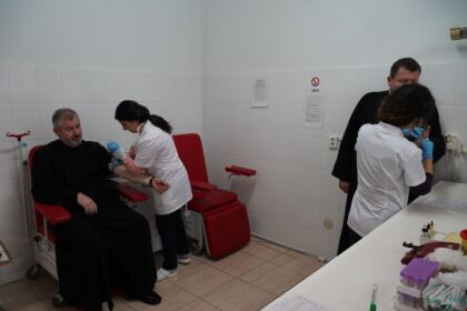 Elevi seminarişti, preoţi şi credincioşi gălăţeni au donat sânge pentru semenii bolnavi – fotografia 15
