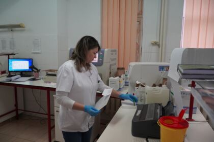 Elevi seminarişti, preoţi şi credincioşi gălăţeni au donat sânge pentru semenii bolnavi – fotografia 16