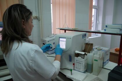 Elevi seminarişti, preoţi şi credincioşi gălăţeni au donat sânge pentru semenii bolnavi – fotografia 17