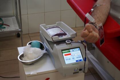 Elevi seminarişti, preoţi şi credincioşi gălăţeni au donat sânge pentru semenii bolnavi – fotografia 19