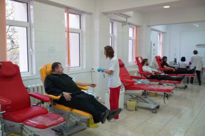 Elevi seminarişti, preoţi şi credincioşi gălăţeni au donat sânge pentru semenii bolnavi – fotografia 20