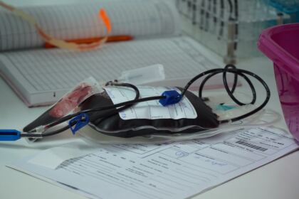 Elevi seminarişti, preoţi şi credincioşi gălăţeni au donat sânge pentru semenii bolnavi – fotografia 21